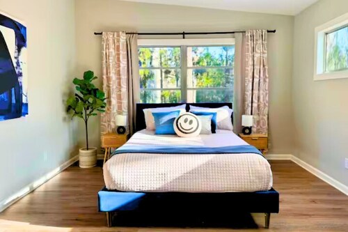 Modern Buckhead Retreat Sleeps 10: Families & Groups