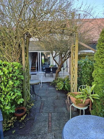 Terrace/patio. Vacation home with great garden and kitchen in Bruinisse near Renesse private park