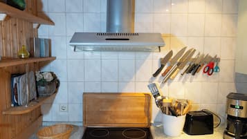 Kylskåp, mikrovågsugn, ugn och spishäll