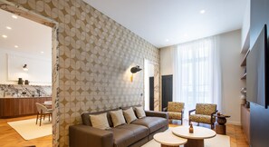 TV - Appartement Saint Honoré Champs Elysées (París)