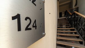 Una placa metálica con el número 124.