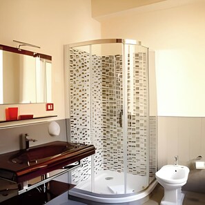 Deluxe Townhome, 1 King Bed, Non Smoking, Housekeeping | Bathroom