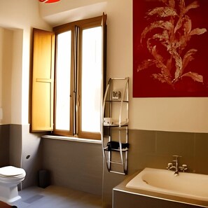 Townhouse – deluxe, 1 kingsize-seng, ikke-røyk, rengjøring | 1 soverom, skrivebord, skrivebord for bærbar PC og lydisolert