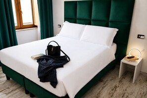 Townhouse – deluxe, 1 kingsize-seng, ikke-røyk, rengjøring | 1 soverom, skrivebord, skrivebord for bærbar PC og lydisolert