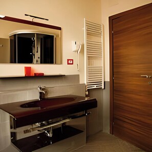 Deluxe Townhome, Multiple Beds, Non Smoking, Housekeeping | Bathroom | Hair dryer, towels, soap, shampoo - Cola di Rienzo Inn (Rome)