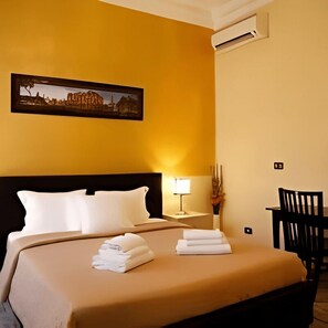 Deluxe Townhome, 1 King Bed, Non Smoking, Housekeeping | 1 bedroom, desk, laptop workspace, soundproofing - Cola di Rienzo Inn (Rome)