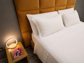 Deluxe resortwoning, 1 kingsize bed, niet-roken, schoonmaakservice | 1 slaapkamer, een bureau, een laptopwerkplek, geluiddichte muren