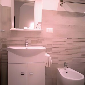 Bathroom | Hair dryer, towels, soap, shampoo - Cola di Rienzo Inn (Rome)