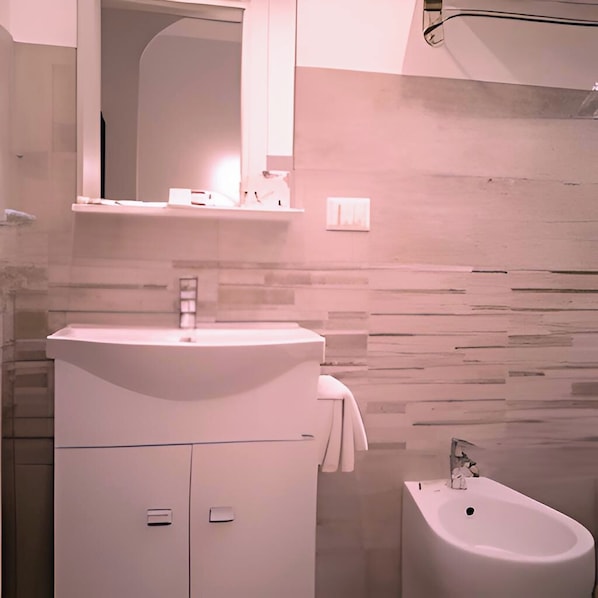 Hair dryer, bidet, towels, soap - Cola di Rienzo Inn (Rome)