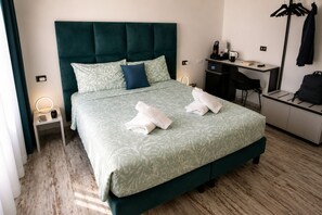 Deluxe resortwoning, 1 kingsize bed, niet-roken, schoonmaakservice | 1 slaapkamer, een bureau, een laptopwerkplek, geluiddichte muren
