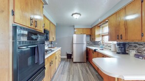 Refrigerador, microondas, horno y parrilla de estufa 