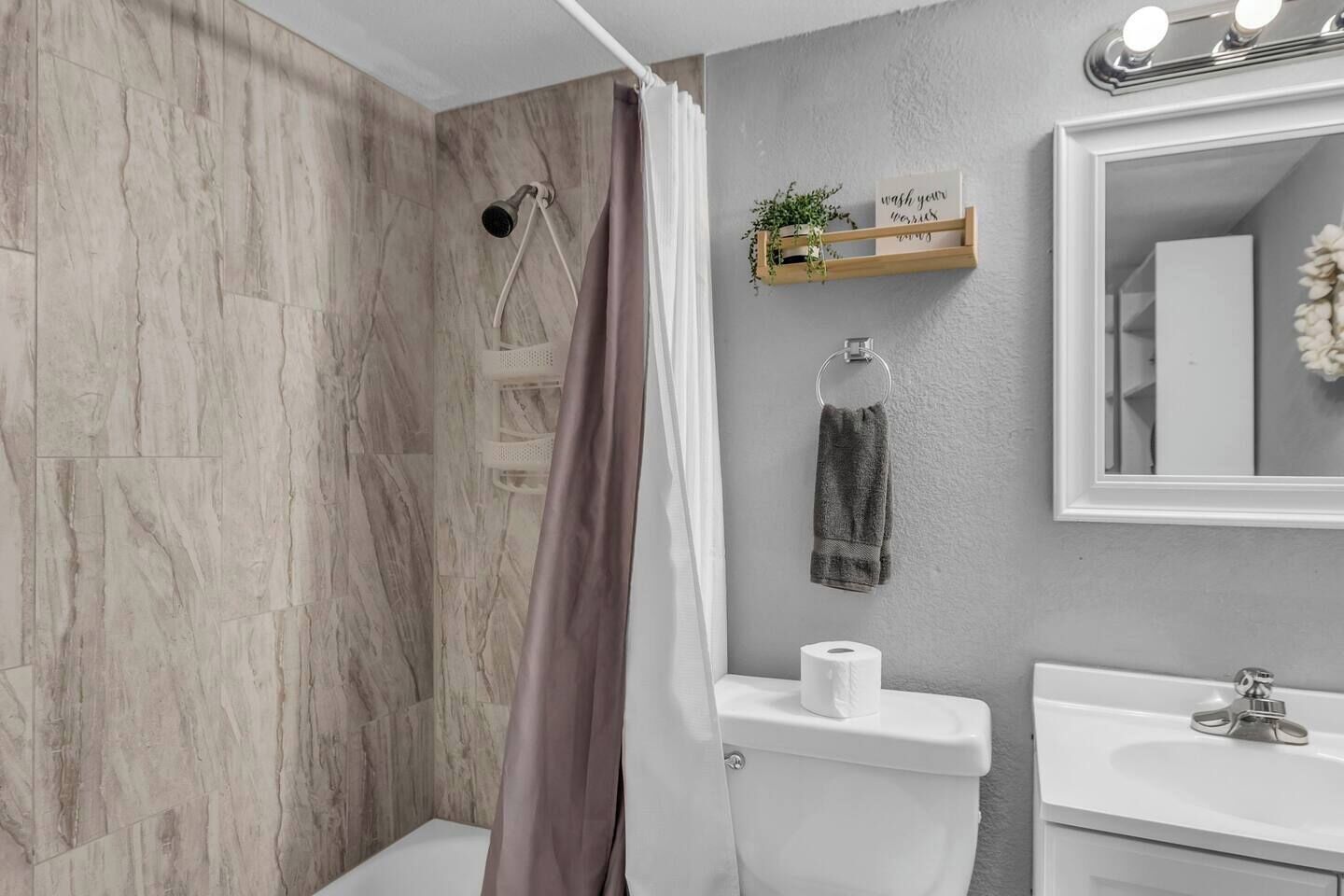 Douche, sèche-cheveux, serviettes fournies, savon