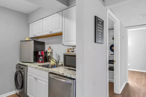 Elegant 3BR Retreat: Comfort, Style Prime Location