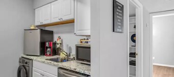 Elegant 3BR Retreat: Comfort, Style Prime Location