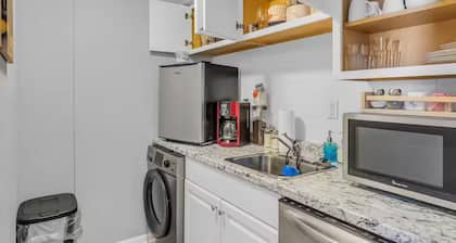 Elegant 3BR Retreat: Comfort, Style Prime Location