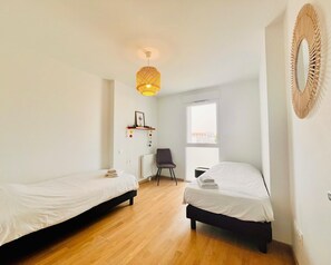2 chambres, fer et planche à repasser, draps fournis