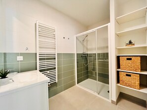 Sèche-cheveux, serviettes fournies, papier toilette