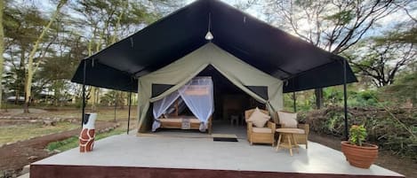 Caja de seguridad en la habitación y ropa de cama