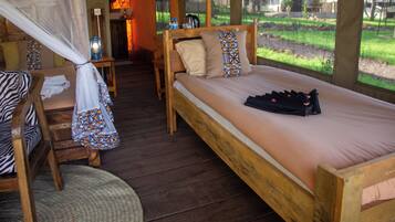 Lều tiện nghi đơn giản, sân hiên, quang cảnh vườn | Két bảo mật tại phòng, bộ trải giường