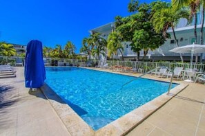 Pool - Royal 2 Apt/Hotel with pool in Miami Beach (Miami Beach)