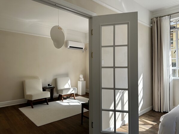 Comfort Suite, City View | Living area