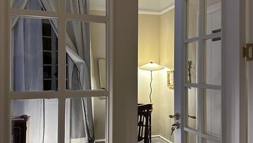 Comfort Suite, City View | Living area