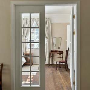 Comfort Suite, City View | Living area