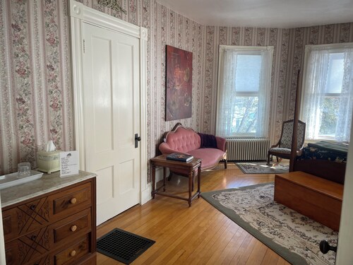 The Rose Room - Queen Bed - The Guilford Bed & Breakfast