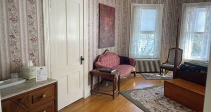 The Rose Room - Queen Bed - The Guilford Bed & Breakfast