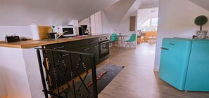 Een koelkast, een magnetron, een oven, een kookplaat