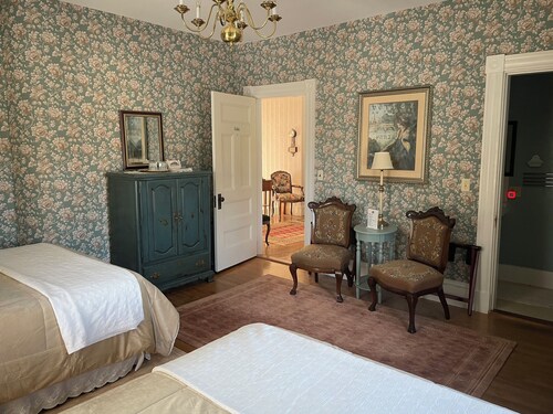 The Hudson Room - Two Queen Beds  - The Guilford Bed & Breakfast