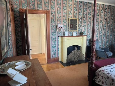 1 bedroom, desk, bed sheets. The Cummings Room - Queen Bed - The Guilford Bed & Breakfast