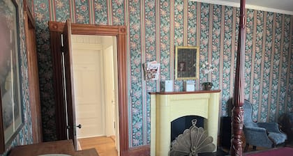 The Cummings Room - Queen Bed - The Guilford Bed & Breakfast