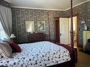 1 habitación, escritorio y ropa de cama