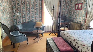1 bedroom, desk, bed sheets