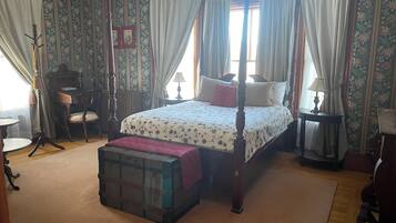 1 bedroom, desk, bed sheets