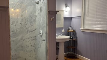 Enkeltrom – comfort, hageutsikt | Bad | Toalettartikler (inkludert), såpe, sjampo og toalettpapir