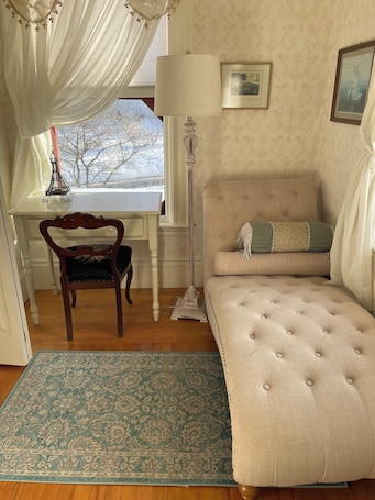 Books. The Isobel Room - Full Bed - The Guilford Bed & Breakfast