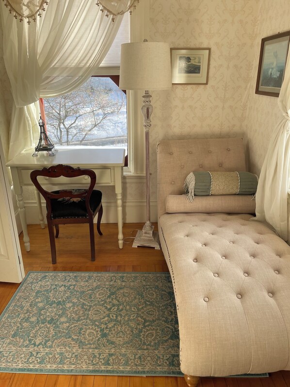 Books - The Isobel Room - Full Bed - The Guilford Bed & Breakfast (Guilford)