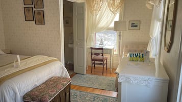 1 bedroom, desk, bed sheets
