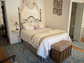 1 bedroom, desk, bed sheets - The Isobel Room - Full Bed - The Guilford Bed & Breakfast (Guilford)