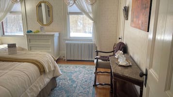 1 bedroom, desk, bed sheets