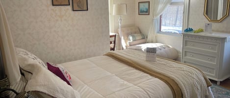 1 habitación, escritorio y ropa de cama