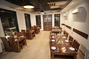 每日供应自助式早餐（每人 INR 200）