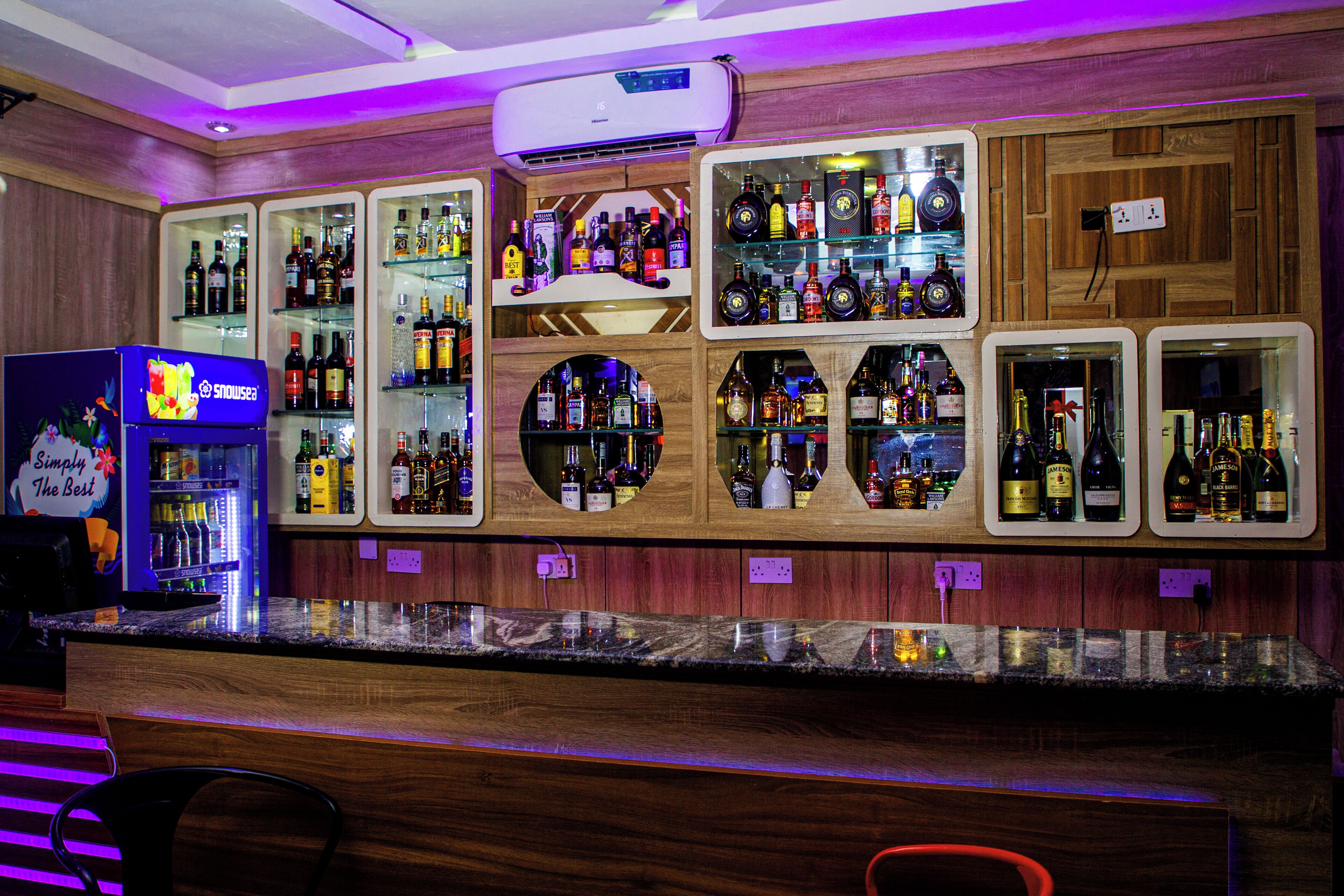 2 bars/lounges
