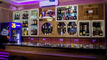 2 bars/lounges