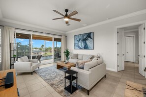 Smart TV - Beautiful 3-bedroom apartment, with 2 bathrooms, terrace, shared pool and jacuzzi (Cape Coral)