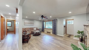 Smart TV, ping pong - Sideline Sanctuary-Cozy Nights, Game Day Lights (Canton)