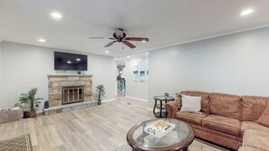 Téléviseur connecté, table de ping-pong