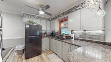 KylskÄp, mikrovÄgsugn, ugn och spishÀll